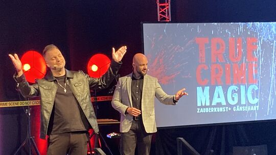 Magier Christopher Köhler (links) und der Kriminalbeamte Benjamin Gleissner präsentieren im Cochemer Kulturzentrum Kapuzinerklos
