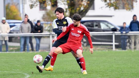 In der Hinrunde setzte sich die SG Hundsangen (rechts Marc Tautz) mit 5:0 bei der SG Ahrbach (links Niklas Spohr) durch. Am Sonn