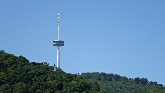 Der Fernmeldturm auf dem Kühkopf im Koblenzer Stadtwald hat die Signale zum Teil nicht richtig vom Satelliten bekommen und konnt