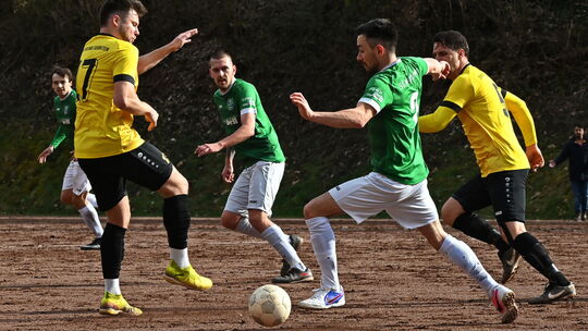 Die SG Atzelgift (in Grün) muss zu Hause gegen Altenkirchen gewinnen, um dem Abstieg fürs Erste zu entkommen. Die Sportfreunde S