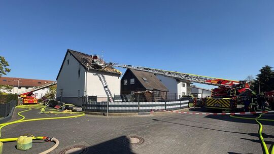 Großeinsatz der Feuerwehr mit Drehleiter bei Dachstuhlbrand in Bad Breisig