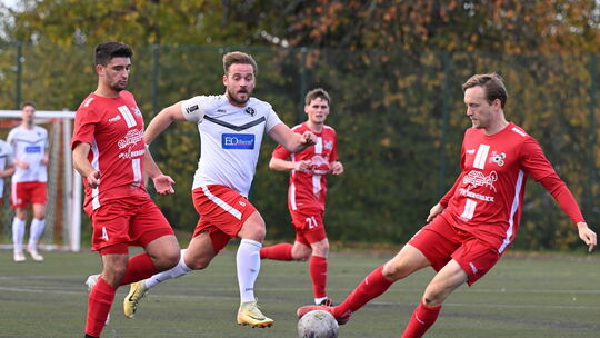 In der Hinrunde setzte sich die SG Malberg (links Arthur Becker, rechts Niklas Utsch) mit 3:1 gegen die SG Lautzert (in der Mitt