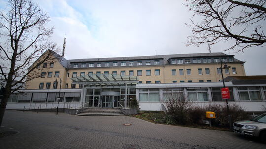 Der Haupteingang des ehemaligen Klinikums in Bendorf. Auf dem Areal, das die Stadt nun im Zwischenkauf erwerben möchte, befand s