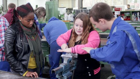 Beim Girls'Day können Mädchen neue Berufswelten kennenlernen, hier bei der Firma Rasselstein. Bei der Abfallwirtschaft des Kreis