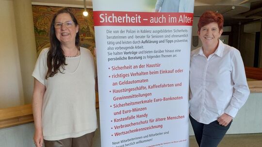 Sicherheitsberaterin Bettina Bernard (rechts) und Uschi Rustler vom Seniorenbüro "Die Brücke" wollen Senioren sensibilisieren un