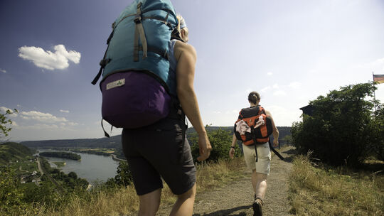 Der Rheinsteig lockt zahlreiche Touristen in die Region. Der Wanderweg erstreckt sich zwischen Bonn, Koblenz und Wiesbaden auf r