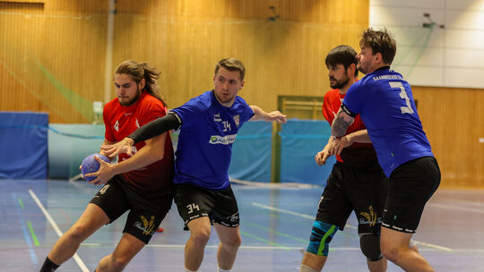 Der TV Birkenfeld (in rot) hat noch immer die Möglichkeit, die Bezirksliga-Saison als Dritter abzuschließen. Am Samstag geht es