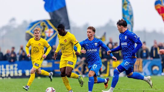 Das Hinspiel auf dem Karbacher Quintinsberg hatte der FC Emmelshausen-Karbach (in Blau, von links mit Jan Mahrla und Janik Otto)