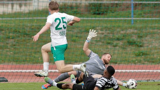 Die Reserve von Mülheim-Kärlich will vollen Einsatz zeigen, wie hier Ben Vulicevic (Nummer 25) im Spiel gegen Mayen.