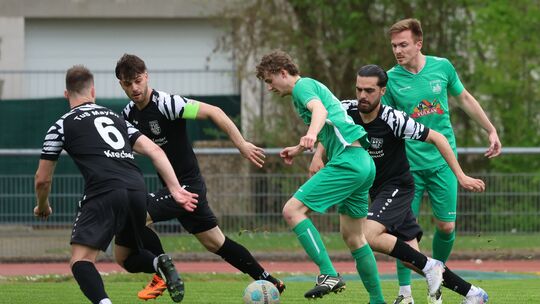 Gegen Oberzissen gelang dem Tabellenzweiten aus Mayen (schwarze Trikots) in der 86. Minute doch noch der Siegtreffer. Gegen Weit