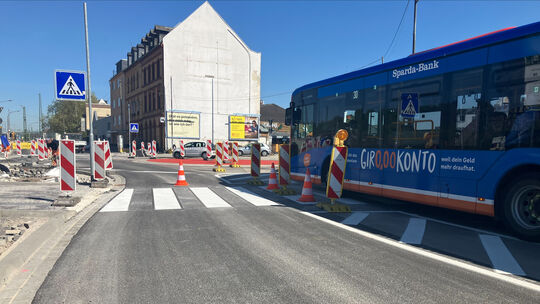 Aus der früheren abknickenden Vorfahrt im Koblenzer Stadtteil Lützel an der Einmündung von Wallersheimer Weg und Andernacher Str