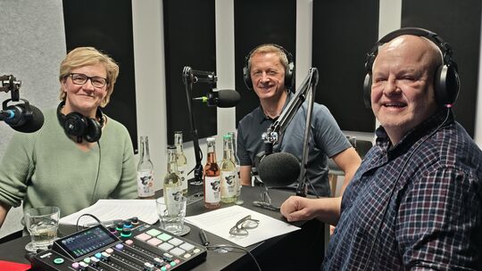 Kristine Bäder und René Harth haben in Folge eins von "Kork & Schrauber", dem Weinpodcast der Rhein-Zeitung, Steffen Schindler (