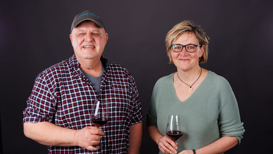 Kristine Bäder und René Harth sind die Hosts im neuen Weinpodcast der Rhein-Zeitung "Kork & Schrauber".