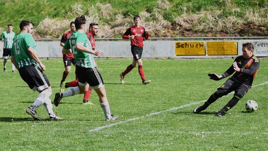 So treffsicher wie zuletzt - hier fällt das 2:0 beim 7:1-Sieg gegen den SV Weiersbach - will sich der Bollenbacher SV (in grün)