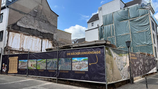 Bedruckte Planen verdecken die Baulücke, die in der Andernacher Rheinstraße durch den Abriss des Nikoläuschens und des benachbar