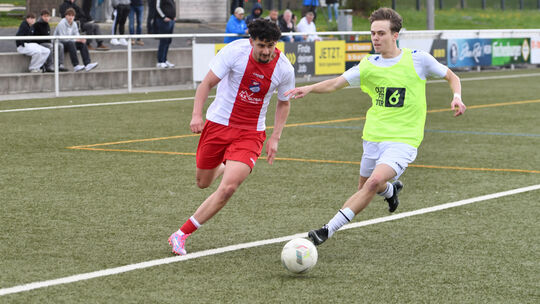 Nach dem 5:0 im Derby bei den Spfr Eisbachtal (links Ilias Dahbi) haben Jan Friesen (rechts) und die Wirgeser A-Jugend das schwe