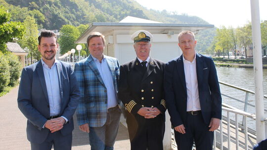 Sie freuen sich, dass am Anleger bald wieder ein Personenschiff starten wird (von links): Stadtbürgermeister Oliver Krügel, Unte