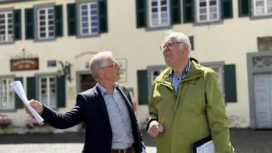 Arno Willberger (links) und Walter Meurer gehören zur Arbeitsgemeinschaft der Stadtführer in Münstermaifeld. Kenntnisreich führe