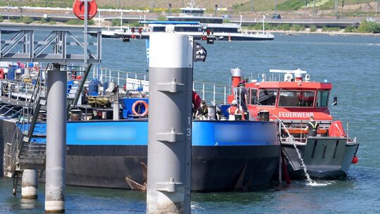 Tankschiff auf dem Rhein bei Bingen havariert