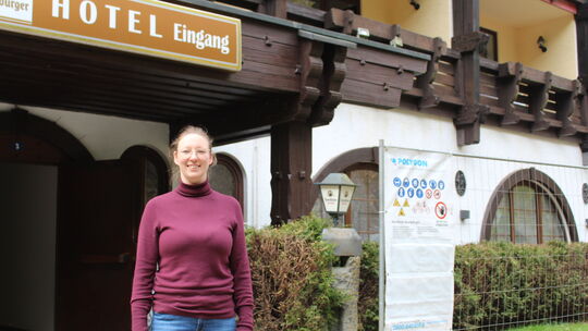 Nach dem Brand im Cochemer Hotel Weißmühle gehen die Sanierungsarbeiten gut voran, sagt Chefin Laura Zimmer. Nicht ganz so frohe