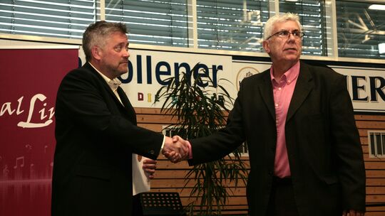 Uwe Weber (rechts), scheidender Bürgermeister der Verbandsgemeinde Herrstein-Rhaunen, verpflichtete seinen Nachfolger Markus Sch