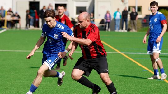 Der FSV Bretzenheim (blaue Trikots) liegt auf Meisterkurs in der B-Klasse. Einen Ausrutscher darf sich das Team aber in Bad Sobe