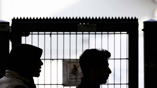 Die Entscheidung des Landes, bei der Flüchtlingshilfe auf ein Privatunternehmen zurückzugreifen, führt zu Kritik. (Archivbild)