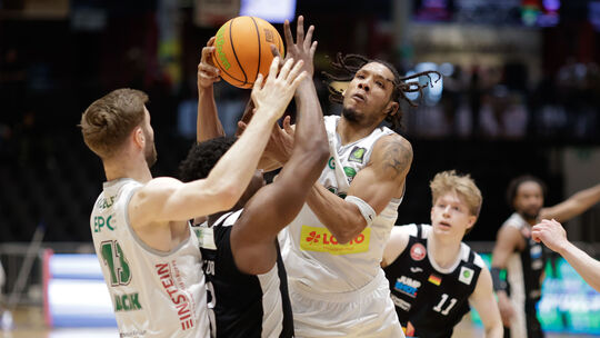 Mit vereinten Kräften: Die Koblenzer Marko Bacak (links) und Devonte McCall (im Hintergrund) wollen gegen Bayreuth ihre Gegenspi