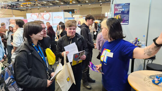 Damian, Jeremias und Maximilian sprechen mit Eva Helft über die Möglichkeiten an der Hochschule Koblenz. Studieren oder eine Aus