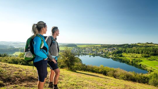 Wandern (wie hier ums Schalkenmehrener Maar), Radfahren und die wunderschöne Natur genießen und entspannen: Der Tourismus im Ges