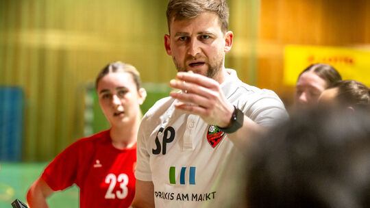 Sasa Puljizovic bereitet die B-Mädels der HSG Kastellaun/Simmern derzeit intensiv auf die Bundesliga-Quali in der eigenen IGS-Ha