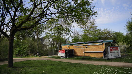 Zwischen Norwichstraße und dem Spielplatz auf der Karthause steht der Bauwagen, den die Waldkita vor allem als Treffpunkt nutzen
