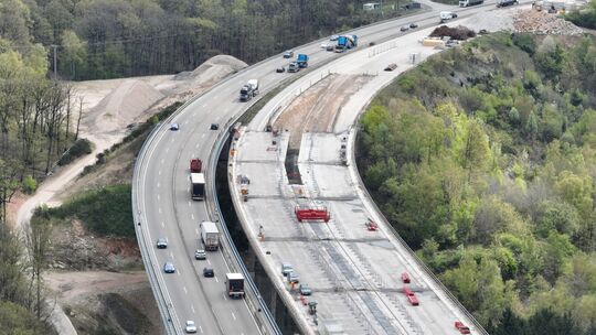 Mega-Baustelle im Hunsrück: Die Autobahn GmbH des Bundes hat mit dem Rückbau der Talbrücken Pfädchensgraben (Bild) und Tiefenbac