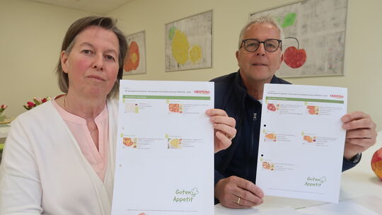 Der Speiseplan ist vielfältig: Schulleiterin Salome Becker-Dohm und Ortsbürgermeister Harald Dohm stellten die neue Mensa vor.
