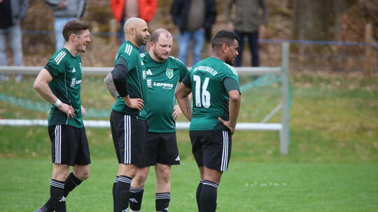 Vier Häuptlinge des TuS Kirschweiler beraten, wie sie einen Freistoß am besten ausführen. Am Sonntag kann das Team von Chefcoach