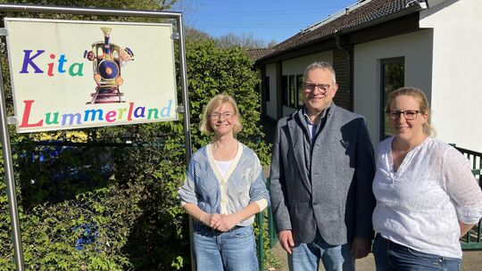 Bei der offiziellen Eröffnung (von links): Kitaleiterin Jutta Erner, Bürgermeister Berno Neuhoff und die stellvertretende Leiter