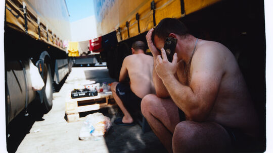 Für sein Projekt „Rast – Ausländische Lkw-Fahrer auf deutschen Rastplätzen" fotografiert Fabian Burgard analog und belichtet die