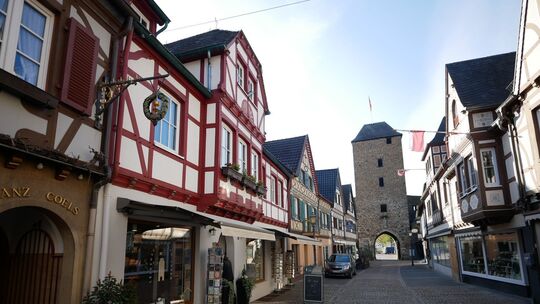 Vor Ladeneröffnung ist es ruhig in der Ahrhutstraße. Vor allem am Freitag und Samstag ist die Fußgängerzone in der Innenstadt vo
