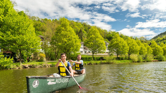 Die Lahn bei Balduinstein im Rhein-Lahn-Kreis: Auf dem besonders kanufreundlichen Fluss lässt es sich gut paddeln und die Natur
