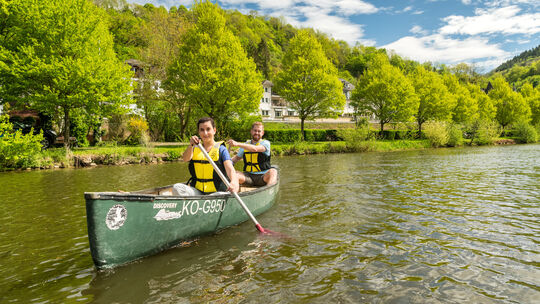 Die Lahn bei Balduinstein im Rhein-Lahn-Kreis: Auf dem besonders kanufreundlichen Fluss lässt es sich gut paddeln und die Natur
