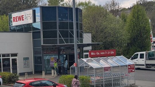 Der Petz Rewe-Standort an der B62 in Betzdorf wird grundlegend erneuert.