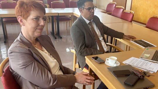Pflegedirektorin Jutta Magmer-Melaas und Diakonie-Geschäftsführer Manuel Seidel im Pressegespräch zur künftigen "Stroke Unit".