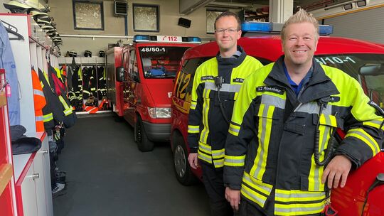 Wehrführer Carsten Stach (rechts) und sein Stellvertreter Marcel Simonis hoffen auf den baldigen Bau eines neuen Feuerwehrgeräte