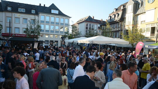 Eng ging es Donnerstagabend beim Feierabendmarkt auf dem Kornmarkt zu.