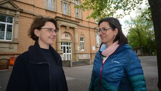Nora Haase-Aschoff (links) und Anna Batschi, Schulelternsprecher der Hofgartenschule halten die Schulstraßen rund um die Hofgart