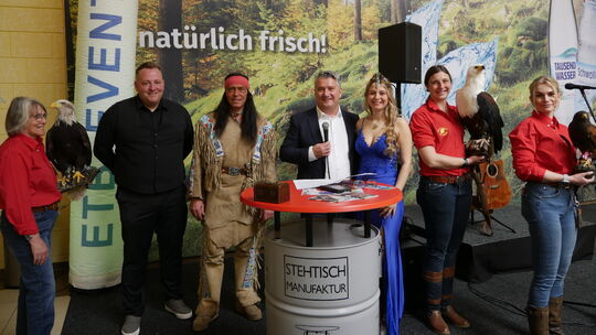 Feuertaufe bestanden: Die erste Messe unter der Leitung vom neuen Messechef Alexander Klein wurde eröffnet von Winnetou Eric Ni