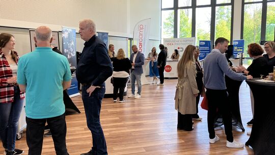 Auch zahlreiche Besucher, die ins Gespräch kommen möchten, besuchten die Wirtschaftsmesse in Wirges.
