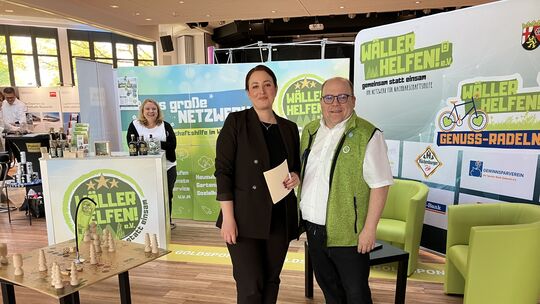 Sarah Walenta, Leiterin der Region Mittelrhein des BVMW, und Björn Flick, geschäftsführender Vorsitzender von Wäller Helfen e.V.