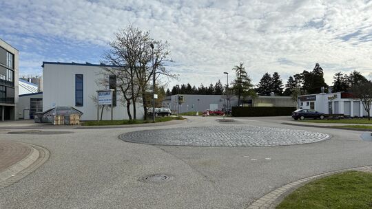 In der Nähe des Kreisels, in der Straße „Am Heidepark“, in Buchholz haben drei Männer eine junge Frau am 8. April gegen deren Wi
