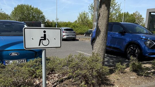 Sind behindertenparkplätze (jnrechtmäßig) belegt, erlaubt das trotzdem nicht das parken auf solchen Flächen beim örtlichen Super